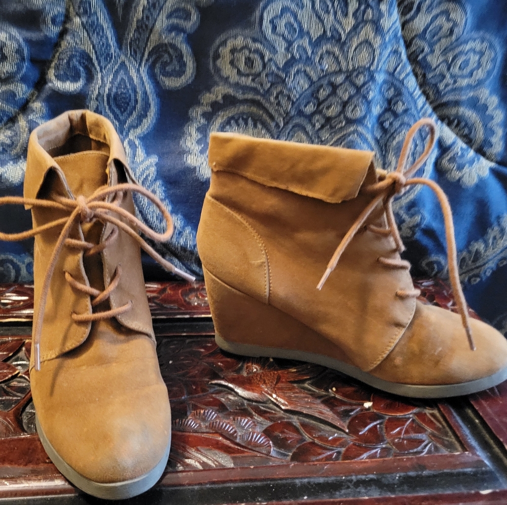 Dearest Women's Wedge Ankle Boots Light Brown Suede Size 5M Booties
